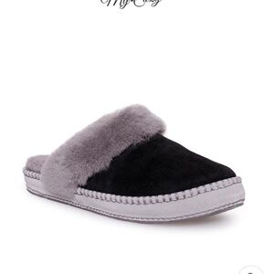 UGGS Aira Women's Black and Gray Slippers